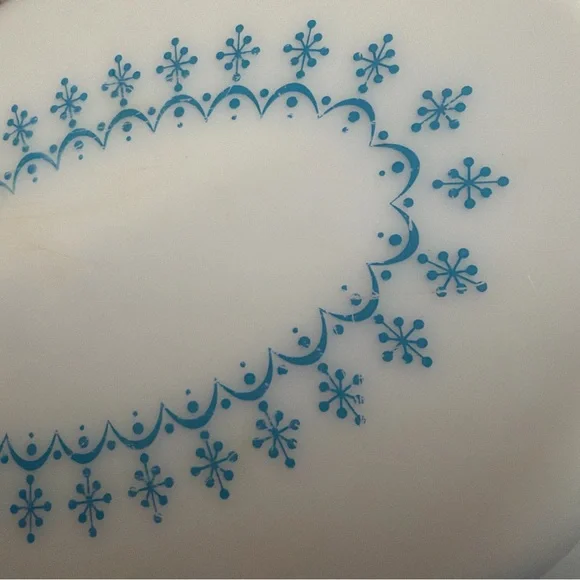 Pyrex Snowflake design lg 2.5 qt casserole dish, with white intact lid. - Picture 3 of 12